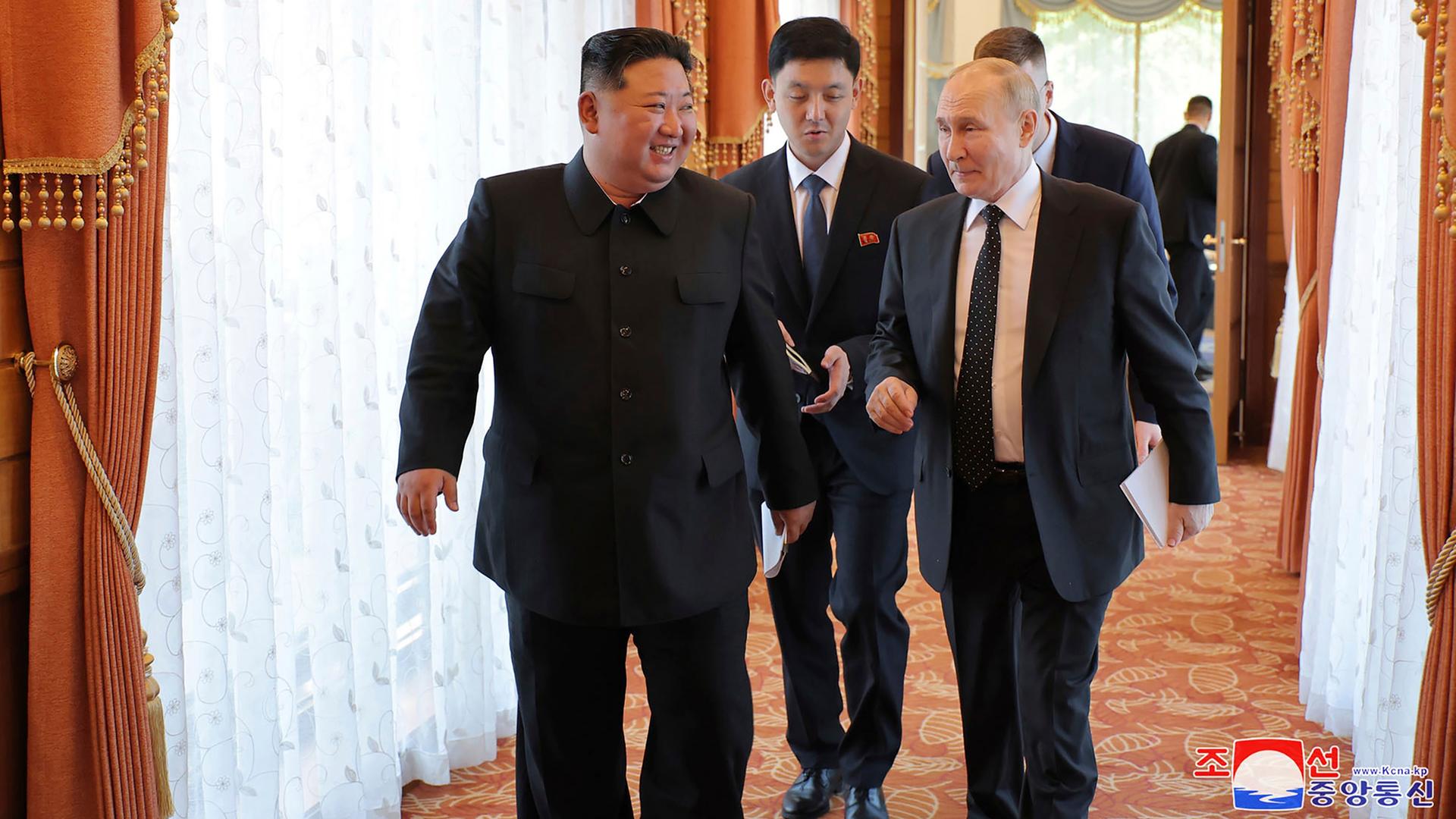 Nordkoreas Machthaber Kim Jong Un (l.) empfängt Russlands Präsident Wladimir Putin in Pjöngjang