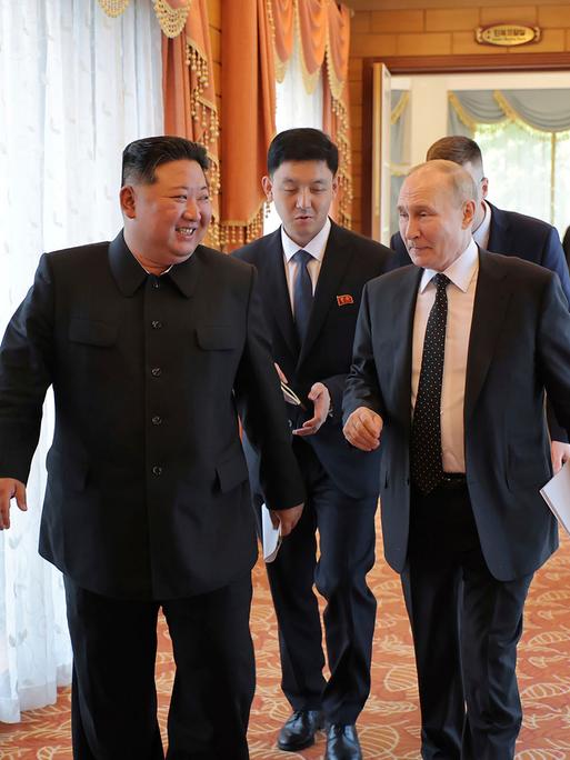 Nordkoreas Machthaber Kim Jong Un (l.) empfängt Russlands Präsident Wladimir Putin in Pjöngjang