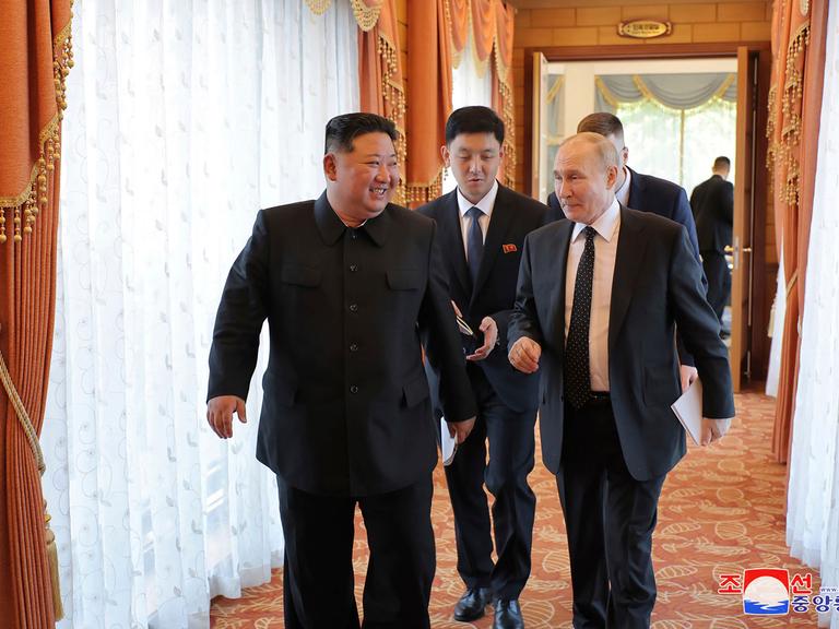 Nordkoreas Machthaber Kim Jong Un (l.) empfängt Russlands Präsident Wladimir Putin in Pjöngjang