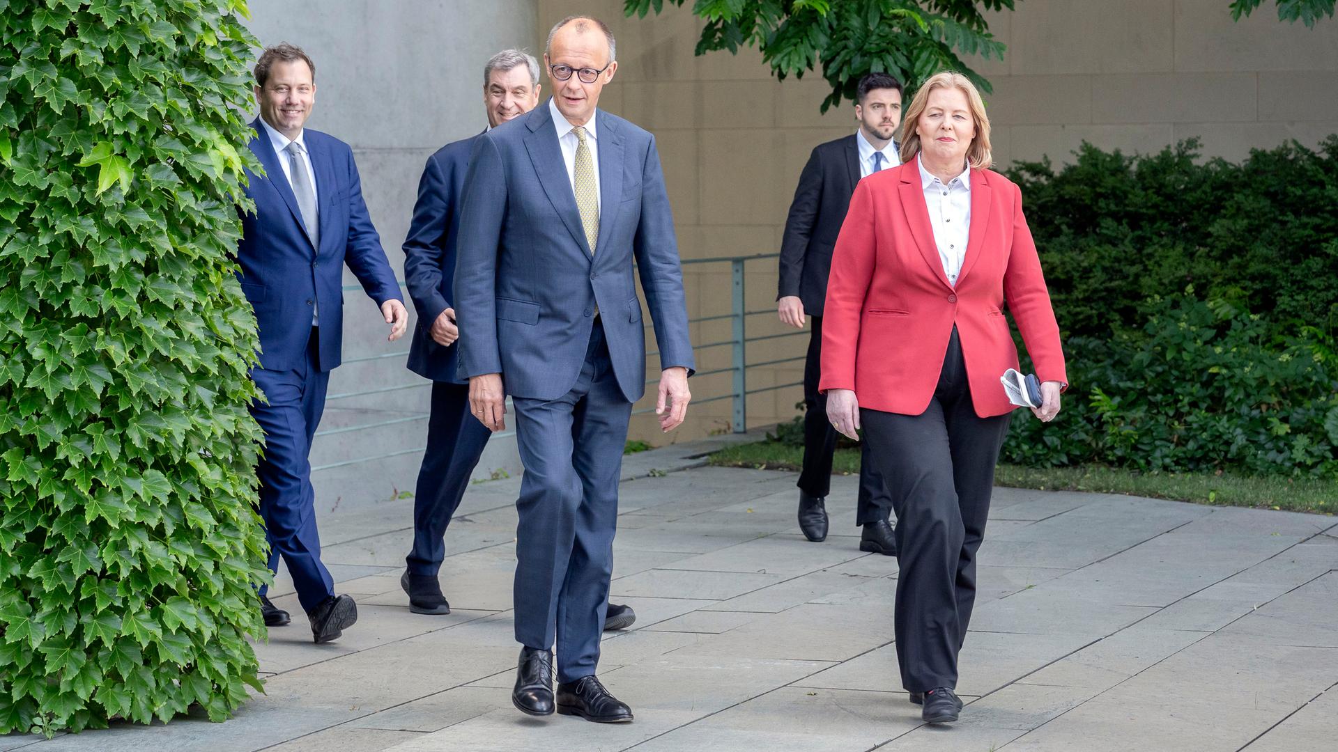 Finanzminister Lars Klingbeil (SPD), Bayerns Ministerpräsident Markus Söder (CSU), Bundeskanzler Friedrich Merz (CDU), Arbeitsministerin Bärbel Bas (SPD) laufen vor dem Bundeskanzleramt zu ihrer Pressekonferenz.
