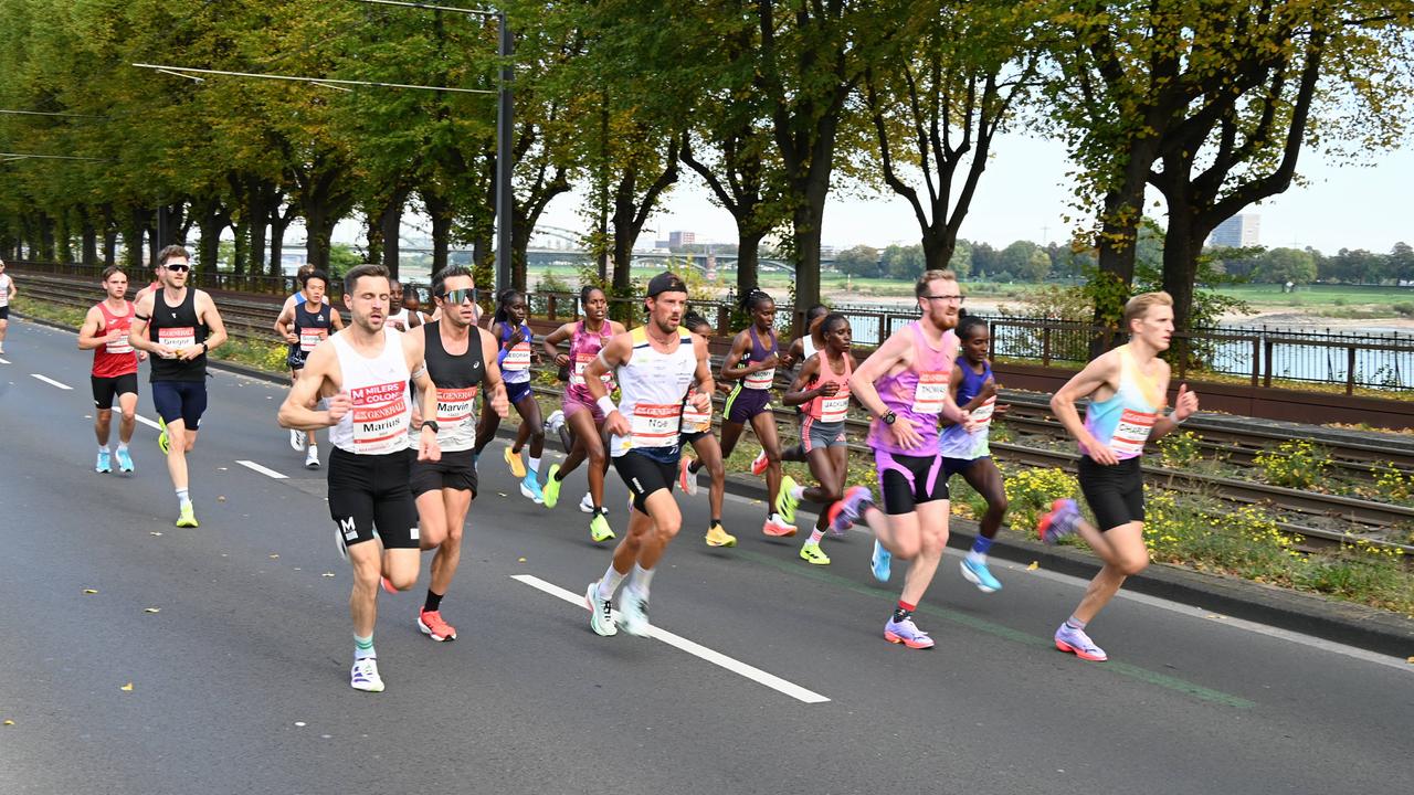 Läufer beim Köln-Marathon am Rheinufer