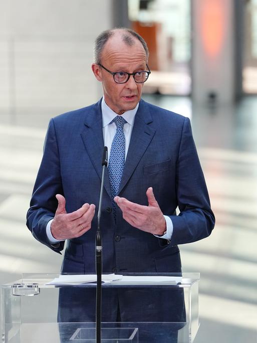 Friedrich Merz, Unions-Kanzlerkandidat und CDU-Bundesvorsitzender und Lars Klingbeil, SPD-Fraktions- und Bundesvorsitzender stehen bei einer Pressekonferenz nach den Sondierungsgesprächen von Union und SPD im Bundestag vor Mikrofonen.