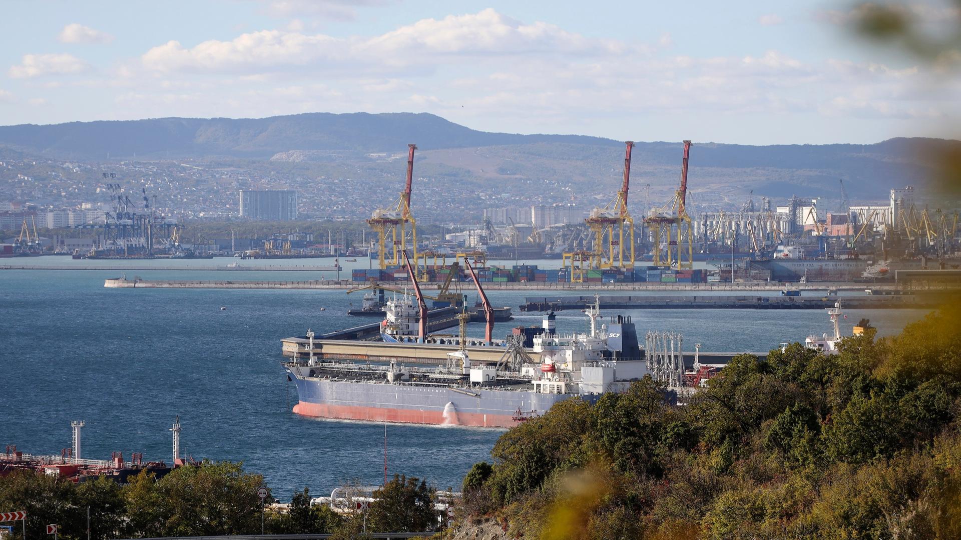 Ein Öltanker liegt im Hafen von Noworossijsk im Sheskharis-Komplex der Chernomortransneft JSC, einer Tochtergesellschaft der Transneft PJSC, einer der größten Anlagen für Öl und Erdölprodukte in Südrussland. 