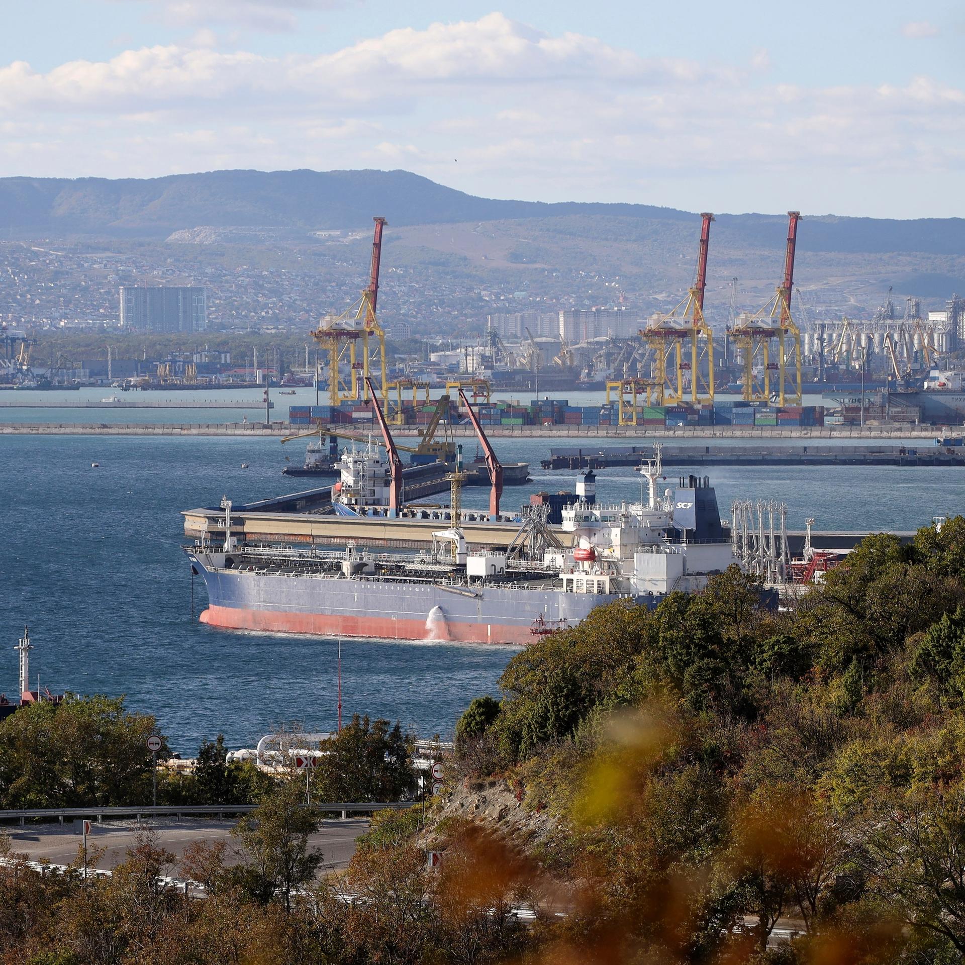 Ein Öltanker liegt im Hafen von Noworossijsk im Sheskharis-Komplex der Chernomortransneft JSC, einer Tochtergesellschaft der Transneft PJSC, einer der größten Anlagen für Öl und Erdölprodukte in Südrussland. 