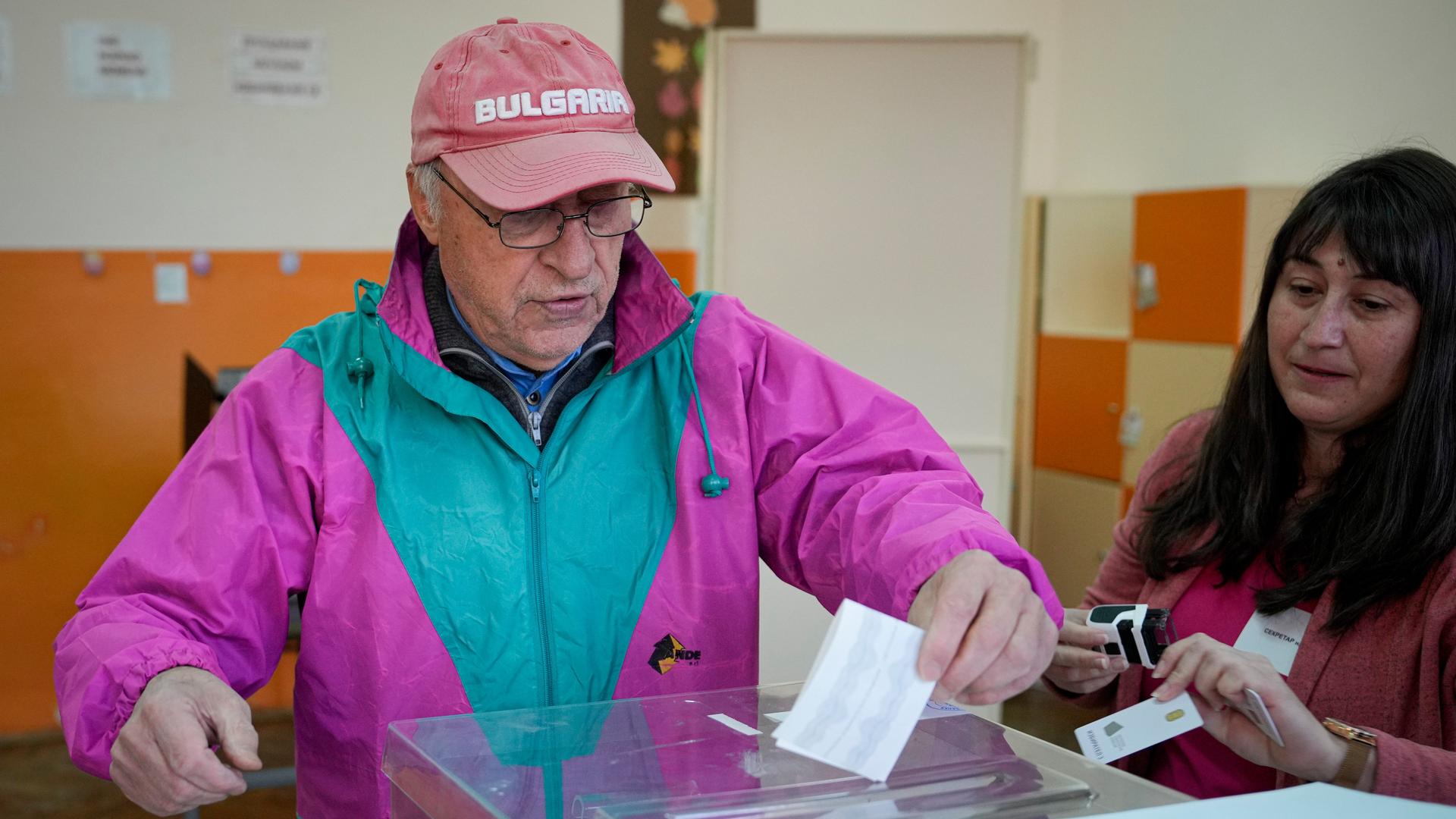 Ein Mann wirft seinen Stimmzettel in einem Wahllokal in eine Wahlurne.