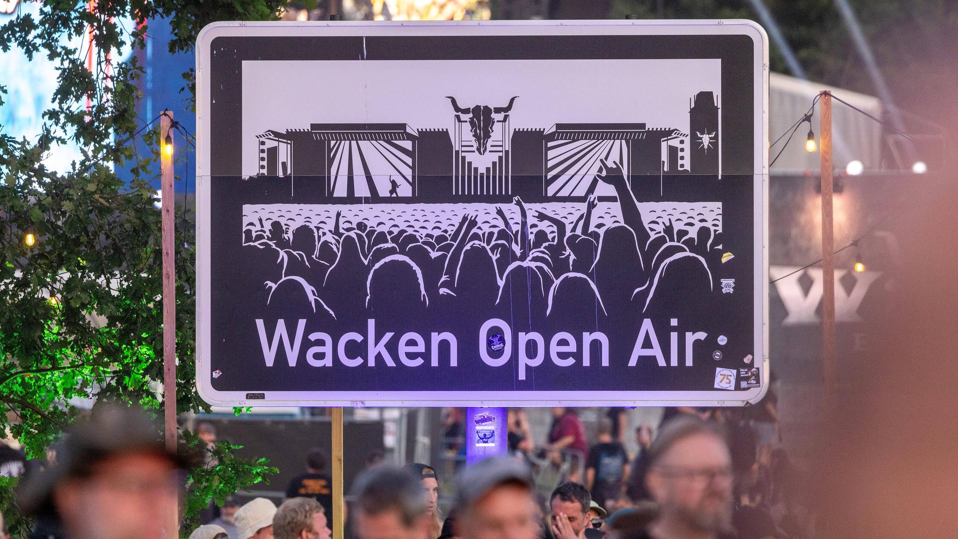 Schild mit des traditionellen Metal-Festivals "Wacken Open Air" in Wacken, Schleswig-Holstein, Deutschland 