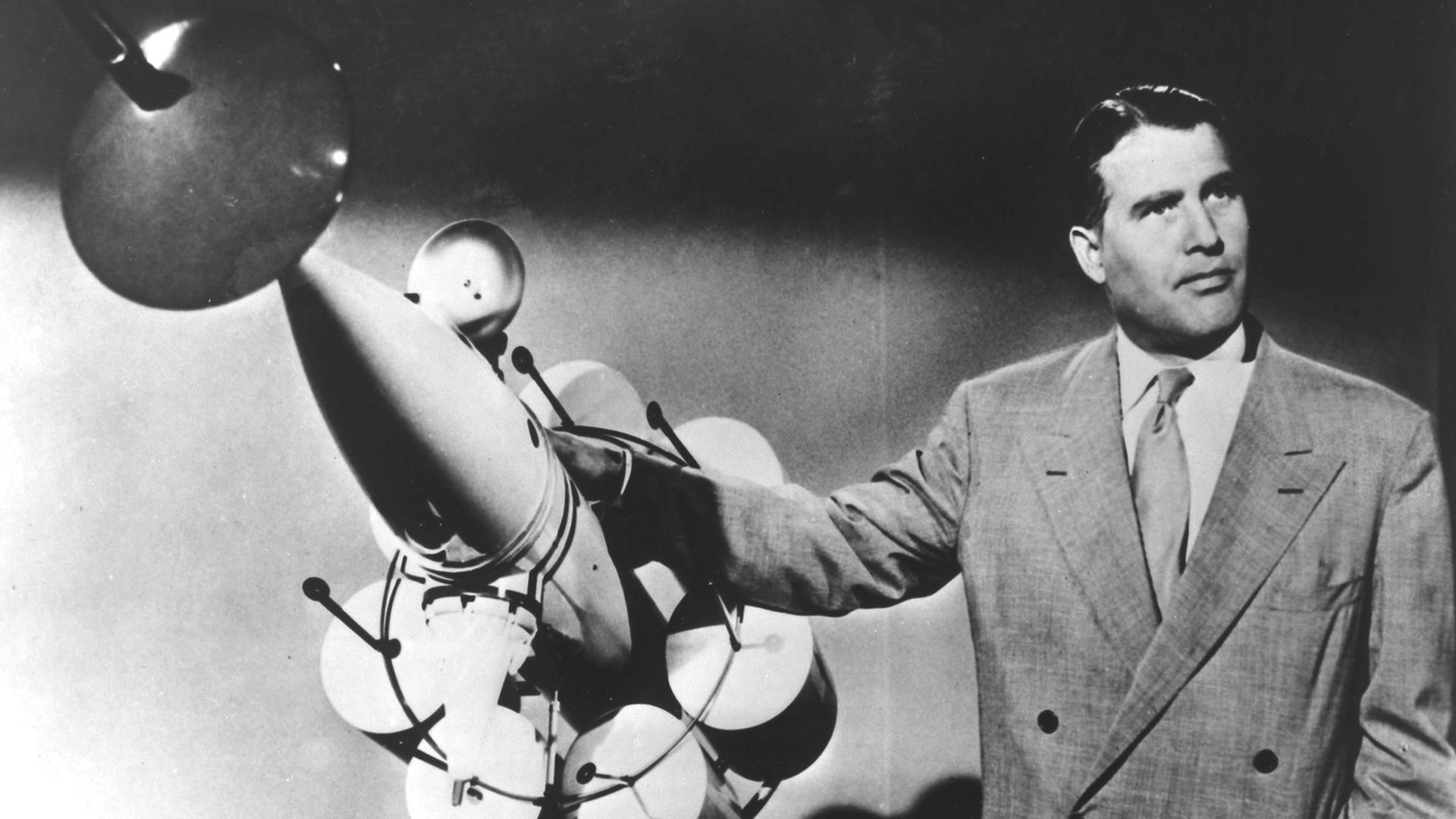 Wernher von Braun erklärt sein Modell eines bemannten Raumschiffs für einen Flug zum Mond. - (Szene aus dem Walt-Disney-Film "Morgen zum Mond"). Foto, 11.11.1957.