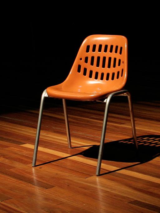 Ein Stuhl steht auf ein leeren Bühne 