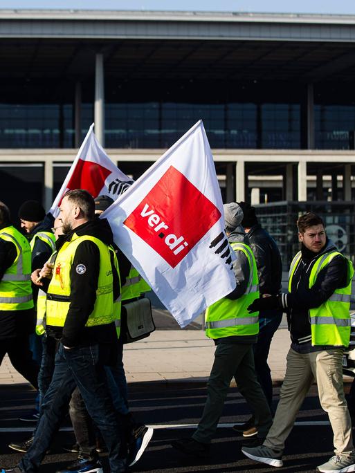 Eine Kundgebung am Flughafen Berlin-Brandenburg während eines Streiks von Lufthansa-Mitarbeitenden.