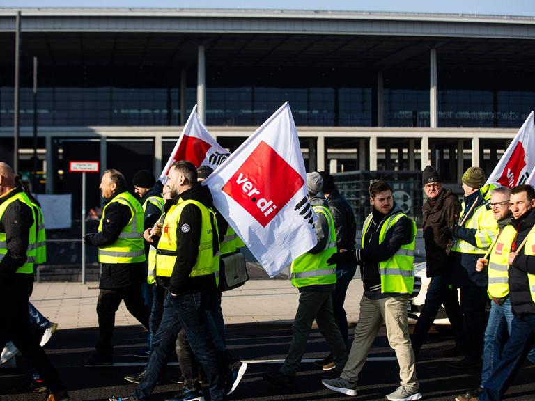 Eine Kundgebung am Flughafen Berlin-Brandenburg während eines Streiks von Lufthansa-Mitarbeitenden.