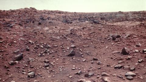 Der Marsboden besteht hauptsächlich aus rötlichem, feinkörnigen Material. Der Mars-Landeapparat und Orbiter Viking übertrug rund 1400 Aufnahmen zur Erde, bis der Kontakt am 13. November 1982 schließlich abbrach