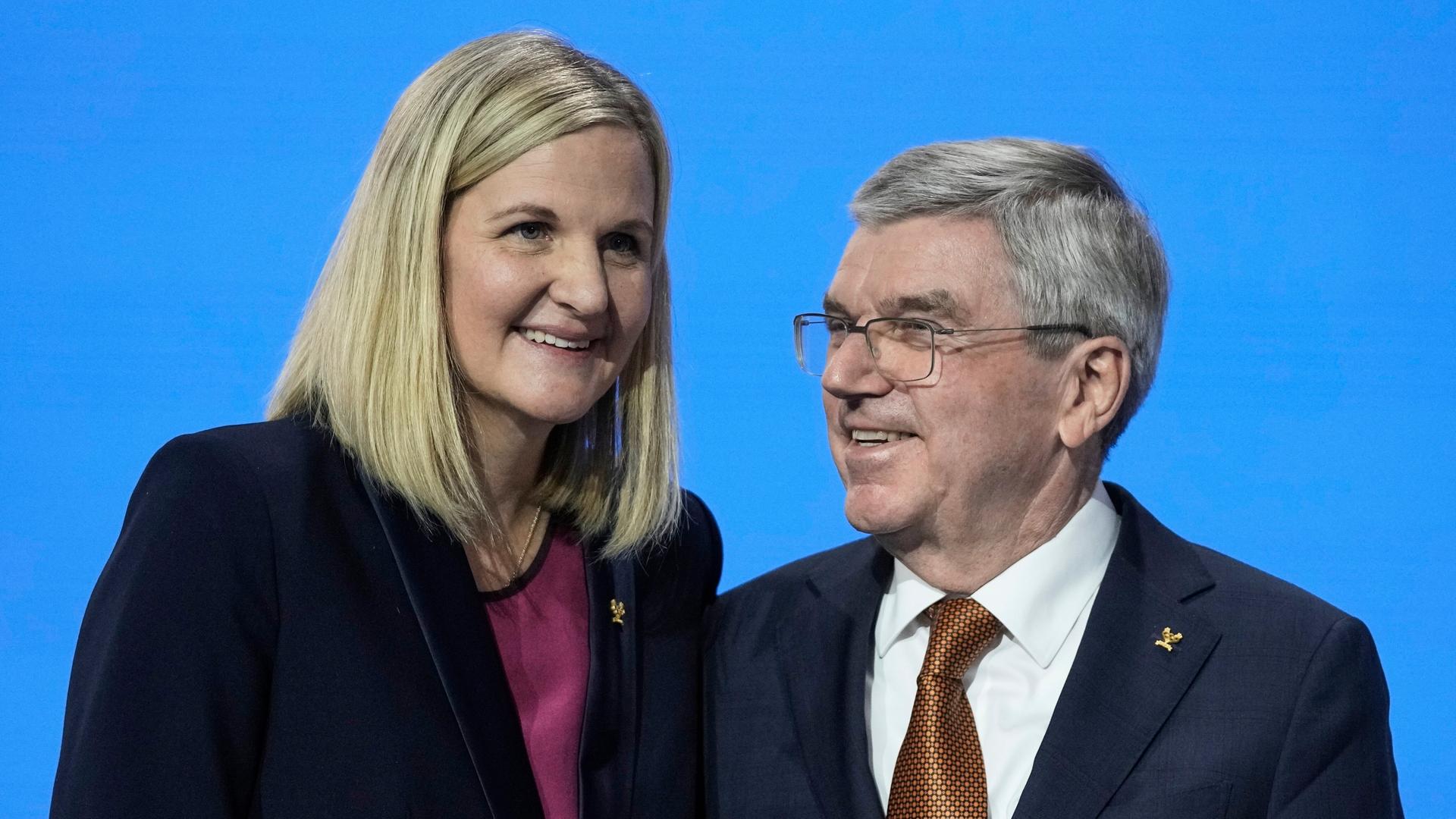 IOC-Präsident Thomas Bach gratuliert seiner Nachfolgerin Kirsty Coventry 