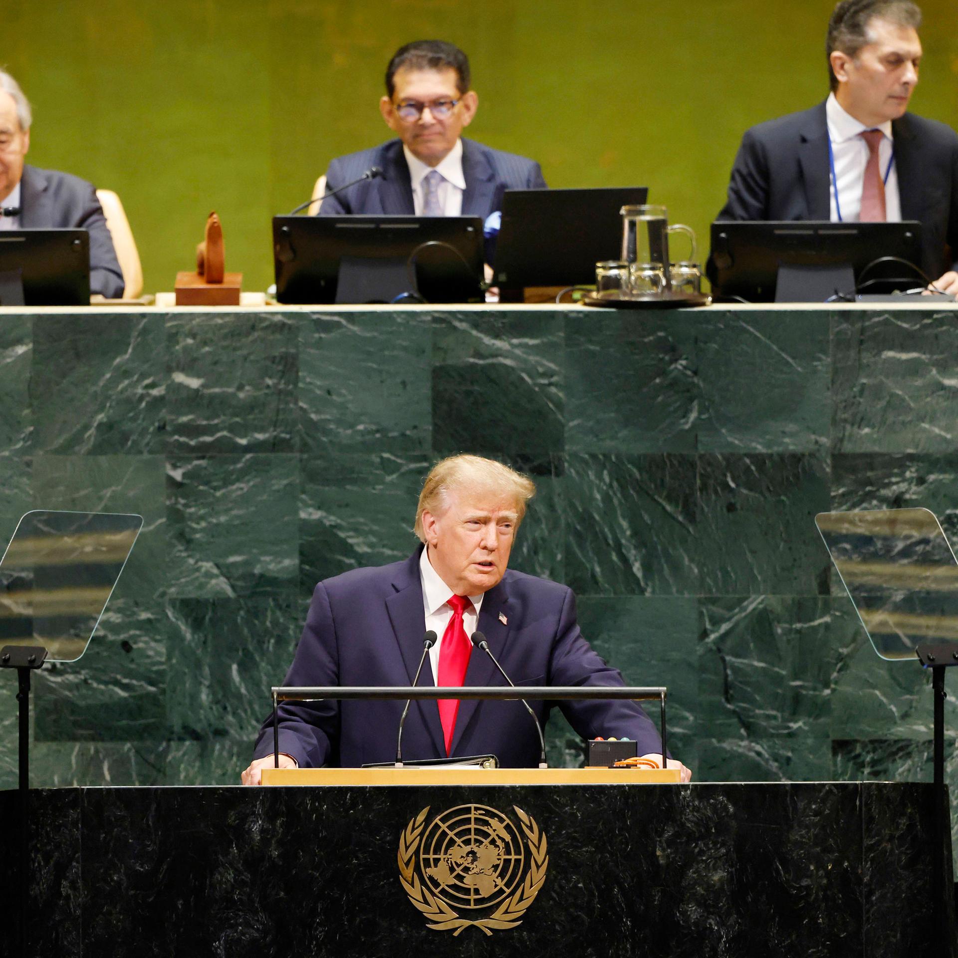 US-Präsident Trump während seiner Rede bei der UNO-Generaldebatte in New York; er steht am Rednerpult - hinter ihm sitzt unter anderen Generalsekretär Guterres.