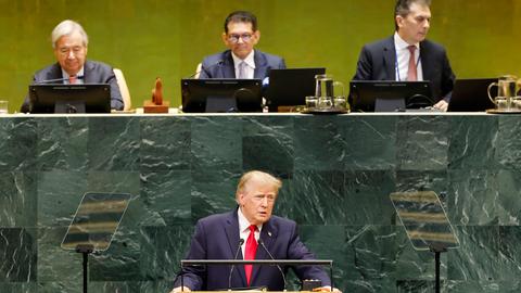 US-Präsident Trump während seiner Rede bei der UNO-Generaldebatte in New York; er steht am Rednerpult - hinter ihm sitzt unter anderen Generalsekretär Guterres.