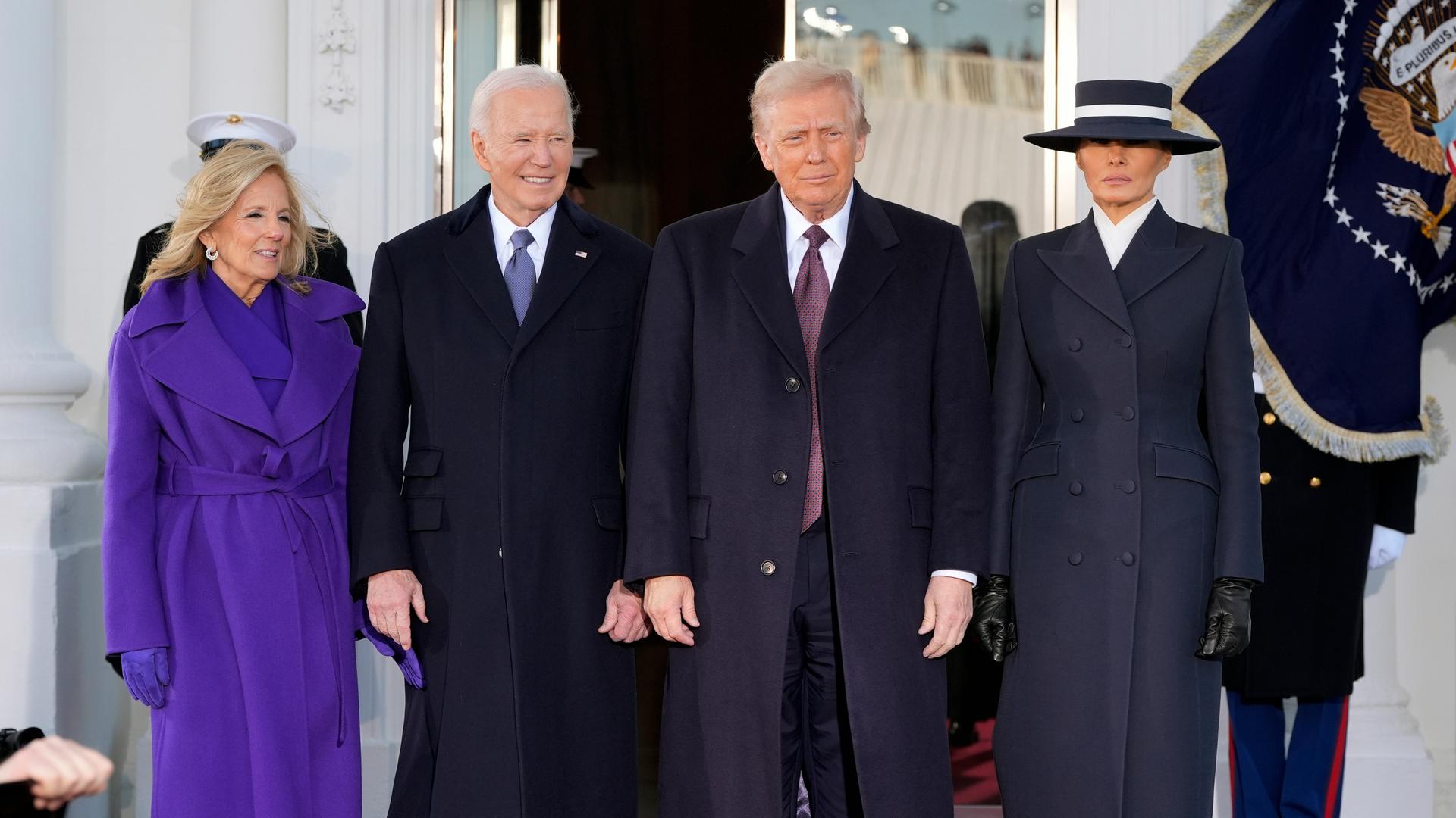 Der designierte Präsident Donald Trump und Melania Trump werden bei ihrer Ankunft im Weißen Haus in Washington von Präsident Joe Biden und First Lady Jill Biden begrüßt. 