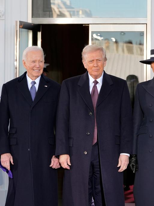 Der designierte Präsident Donald Trump und Melania Trump werden bei ihrer Ankunft im Weißen Haus in Washington von Präsident Joe Biden und First Lady Jill Biden begrüßt. 