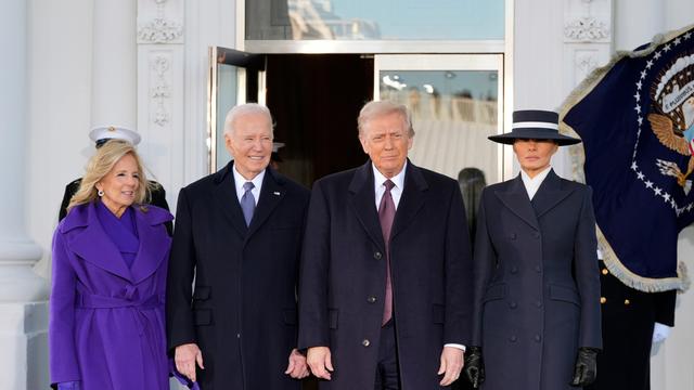 Der designierte Präsident Donald Trump und Melania Trump werden bei ihrer Ankunft im Weißen Haus in Washington von Präsident Joe Biden und First Lady Jill Biden begrüßt. 