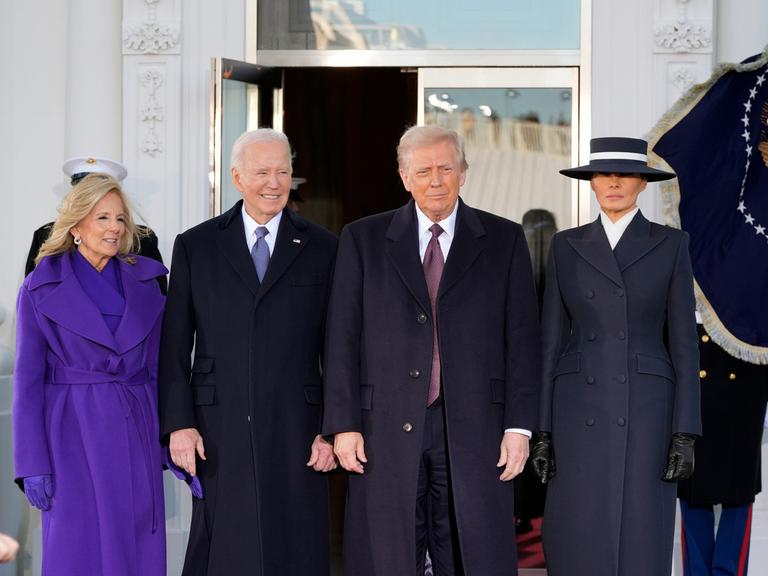 Der designierte Präsident Donald Trump und Melania Trump werden bei ihrer Ankunft im Weißen Haus in Washington von Präsident Joe Biden und First Lady Jill Biden begrüßt. 