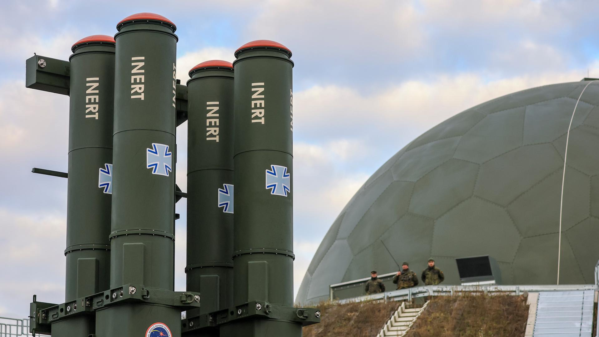 Das Abschussgerät des neuen Raketenabwehrsystems Arrow 3 steht nach der Inbetriebnahme vor dem Radom in der Annaburger Heide.