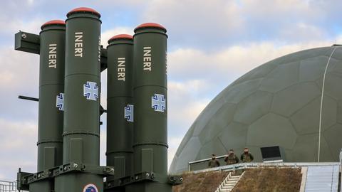 Das Abschussgerät des neuen Raketenabwehrsystems Arrow 3 steht nach der Inbetriebnahme vor dem Radom in der Annaburger Heide.