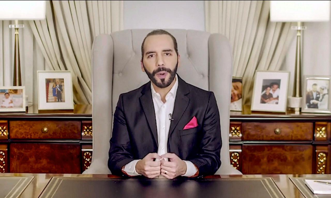 Der Präsident von El Salvador Nayib Bukele sitzt an einem Schreibtisch während einer Videokonferenz.
