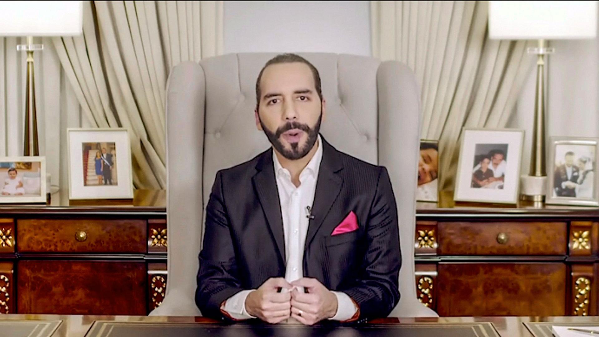 Der Präsident von El Salvador Nayib Bukele sitzt an einem Schreibtisch während einer Videokonferenz.