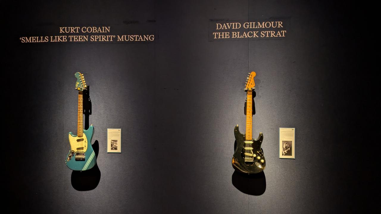 Zwei ikonische Gitarren: Die Fender Mustang von Nirvana-Frontmann Kurt Cobain (links) und die schwarze Fender Stratocaster von Pink-Floyd-Gitarrist David Gilmour.