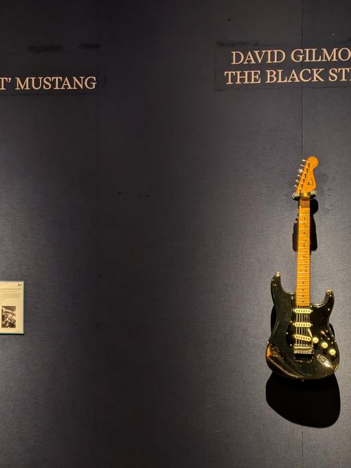 Zwei ikonische Gitarren: Die Fender Mustang von Nirvana-Frontmann Kurt Cobain (links) und die schwarze Fender Stratocaster von Pink-Floyd-Gitarrist David Gilmour.