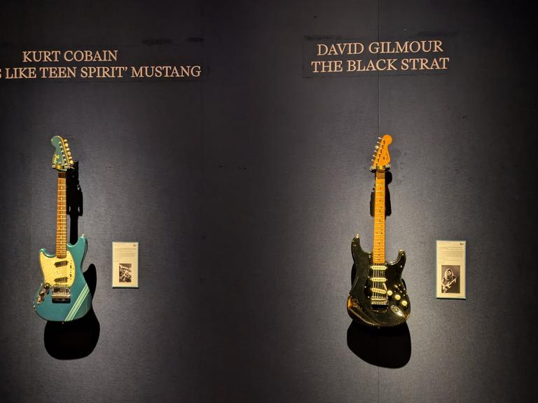 Zwei ikonische Gitarren: Die Fender Mustang von Nirvana-Frontmann Kurt Cobain (links) und die schwarze Fender Stratocaster von Pink-Floyd-Gitarrist David Gilmour.