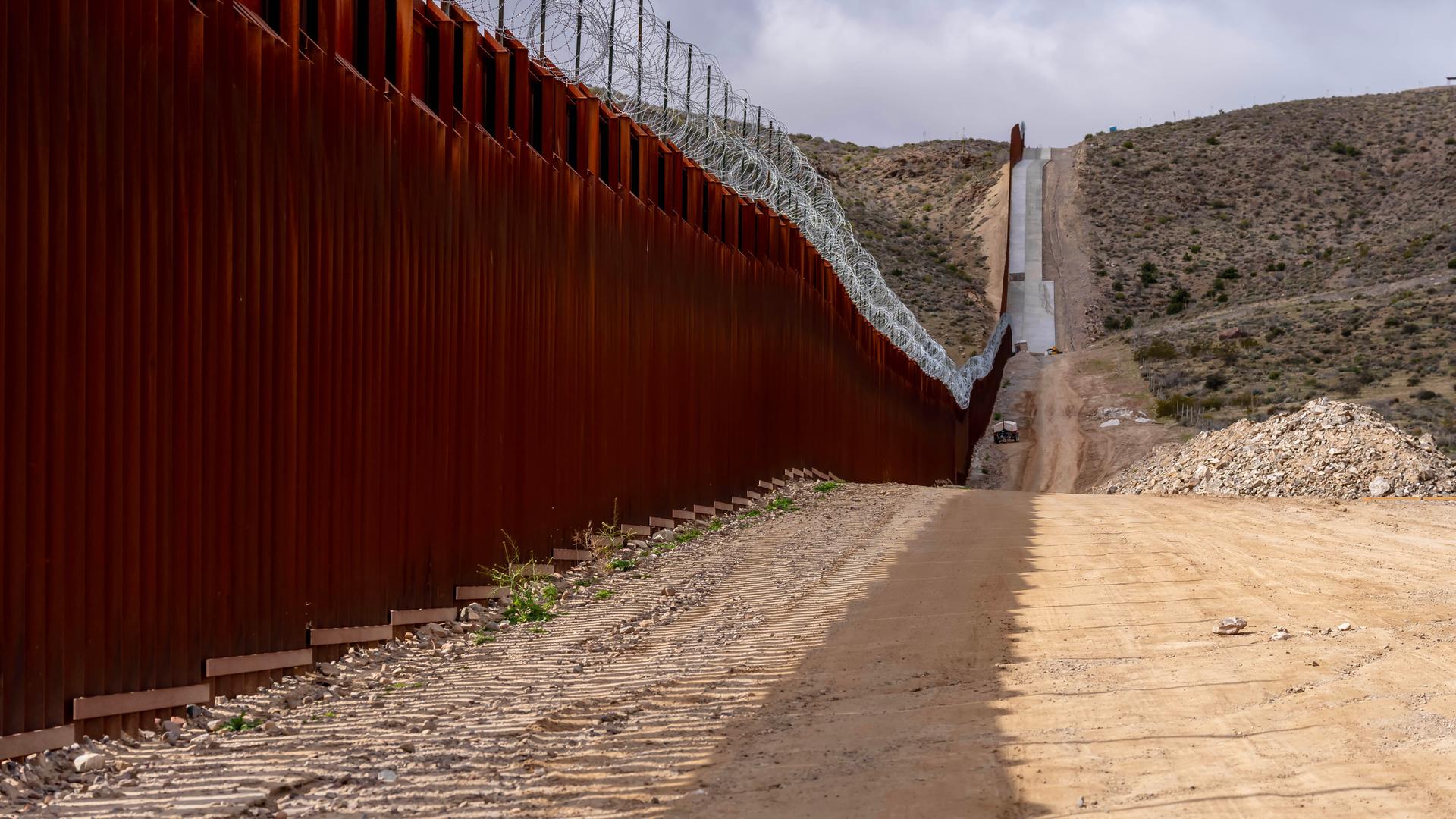 Ein Grenzzaun der USA mit Stacheldraht an der Grenze zu Mexiko