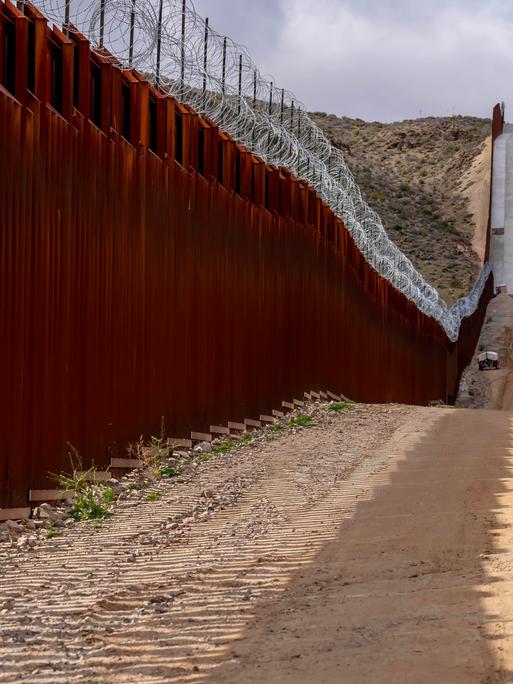 Ein Grenzzaun der USA mit Stacheldraht an der Grenze zu Mexiko