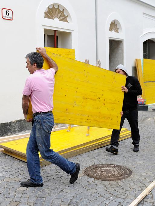 Bewohner von Stein an der Donau (Krems) treffen am Montag, 3. Juni 2013, Schutzmassnahmen gegen die drohenden Überschwemmungen.