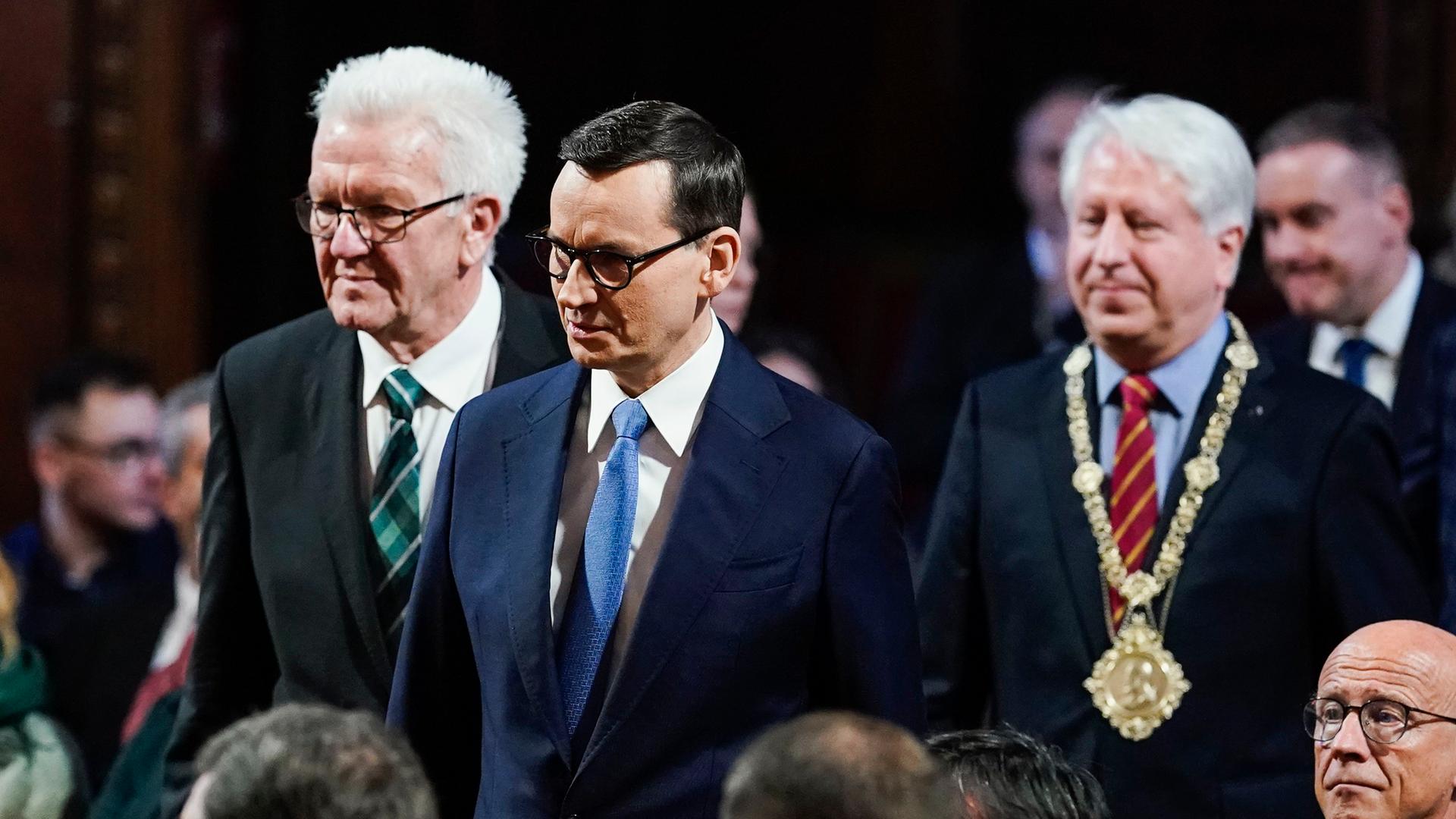Baden-Württemberg, Heidelberg: Mateusz Morawiecki (M), polnischer Ministerpräsident, und Winfried Kretschmann (l), Baden-Württembergs Ministerpräsident, und der Rektor der Universität Heidelberg, Bernhard Eitel, kommen in die Alte Aula der Universität Heidelberg. Baden-Württemberg, Heidelberg: Mateusz Morawiecki (M), polnischer Ministerpräsident, und Winfried Kretschmann (l), Baden-Württembergs Ministerpräsident, und der Rektor der Universität Heidelberg, Bernhard Eitel, kommen in die Alte Aula der Universität Heidelberg.