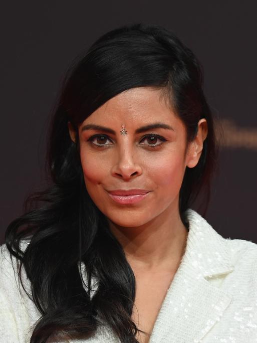 Moderatorin Collien Fernandes kommt zur Gala und Verleihung des Deutschen Fernsehpreis in Köln.