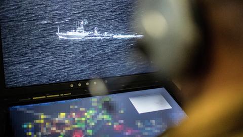 Ein russisches Militärschiff wird auf dem Radarbildschirm eines französischen Patrouillenboots in der Ostsee kreuzend angezeigt. 