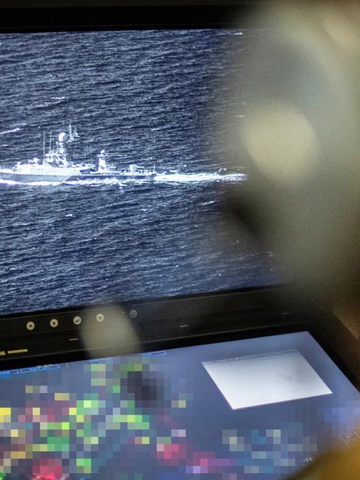 Ein russisches Militärschiff wird auf dem Radarbildschirm eines französischen Patrouillenboots in der Ostsee kreuzend angezeigt. 