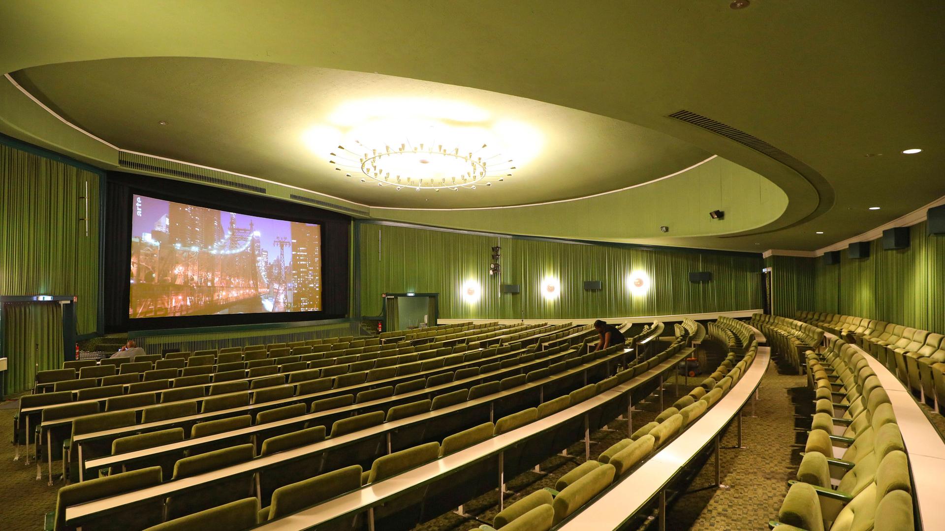 Blick in den leeren Saal des Kino Gloria in Kassel.