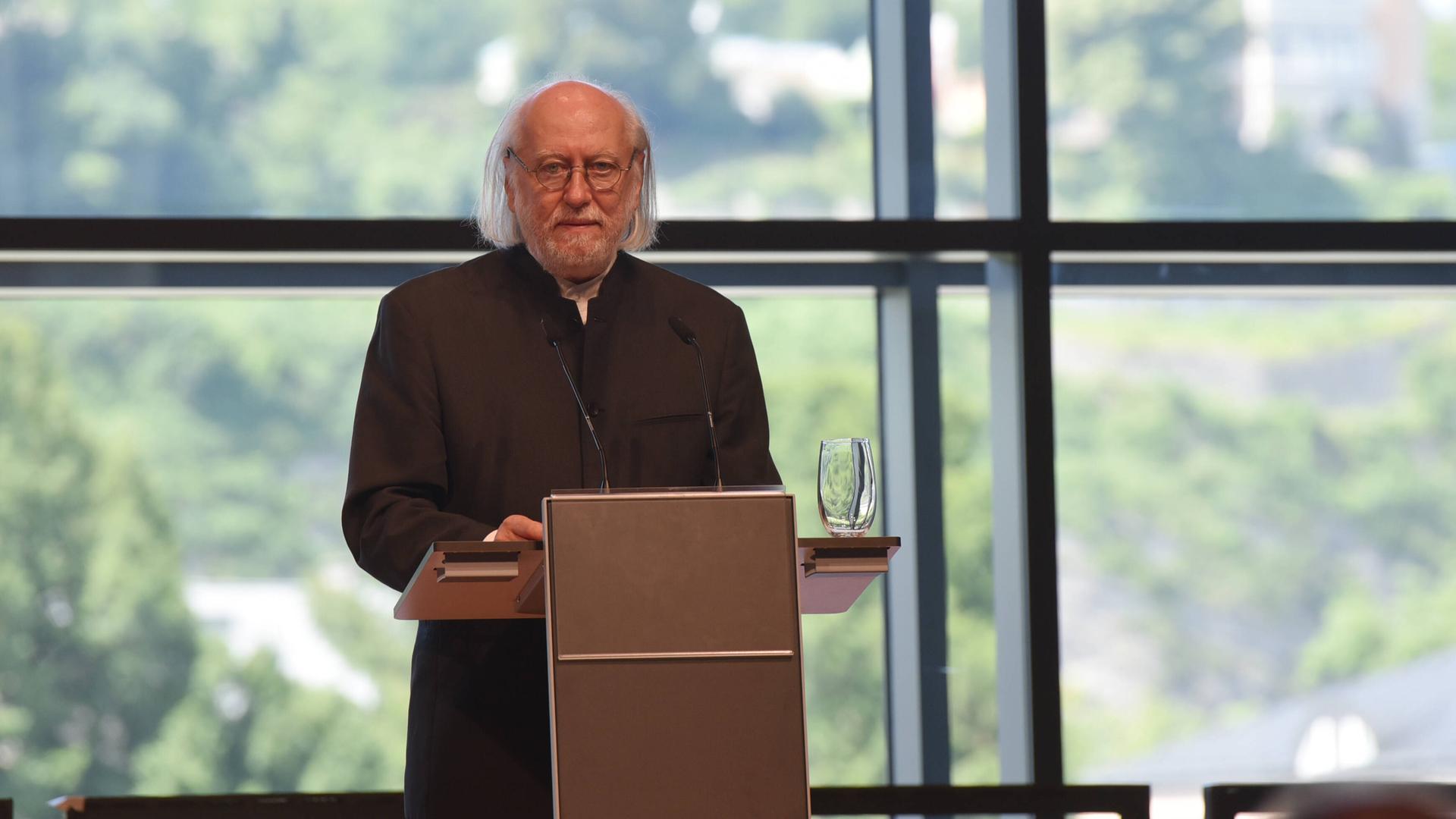 Der ungarische Schriftsteller Laszlo Krasznahorkai steht an einem Rednerpult. Der ungarische Schriftsteller Laszlo Krasznahorkai steht an einem Rednerpult.