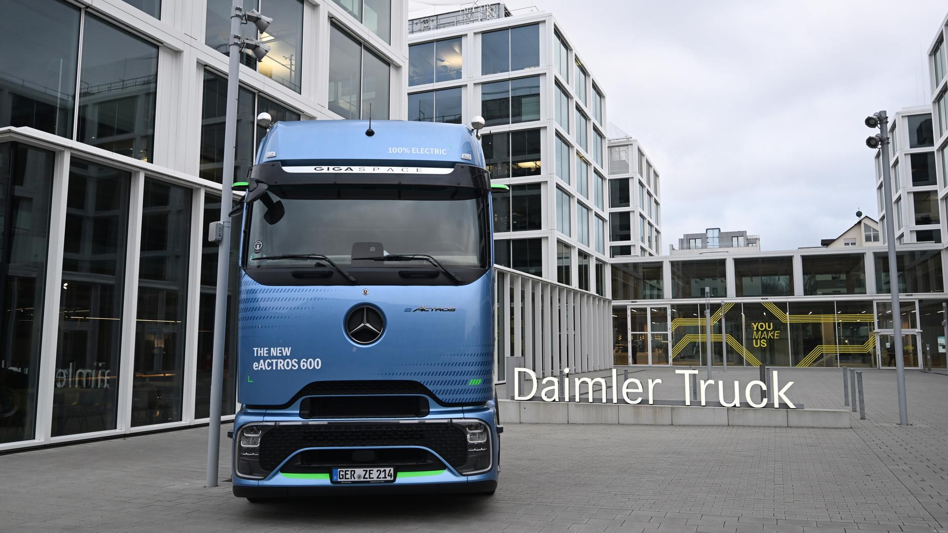 Lastwagen steht vor der Zentrale von Daimler Truck. 
