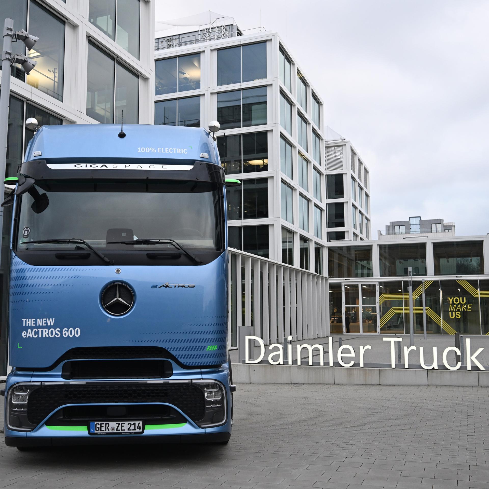 Lastwagen steht vor der Zentrale von Daimler Truck. 