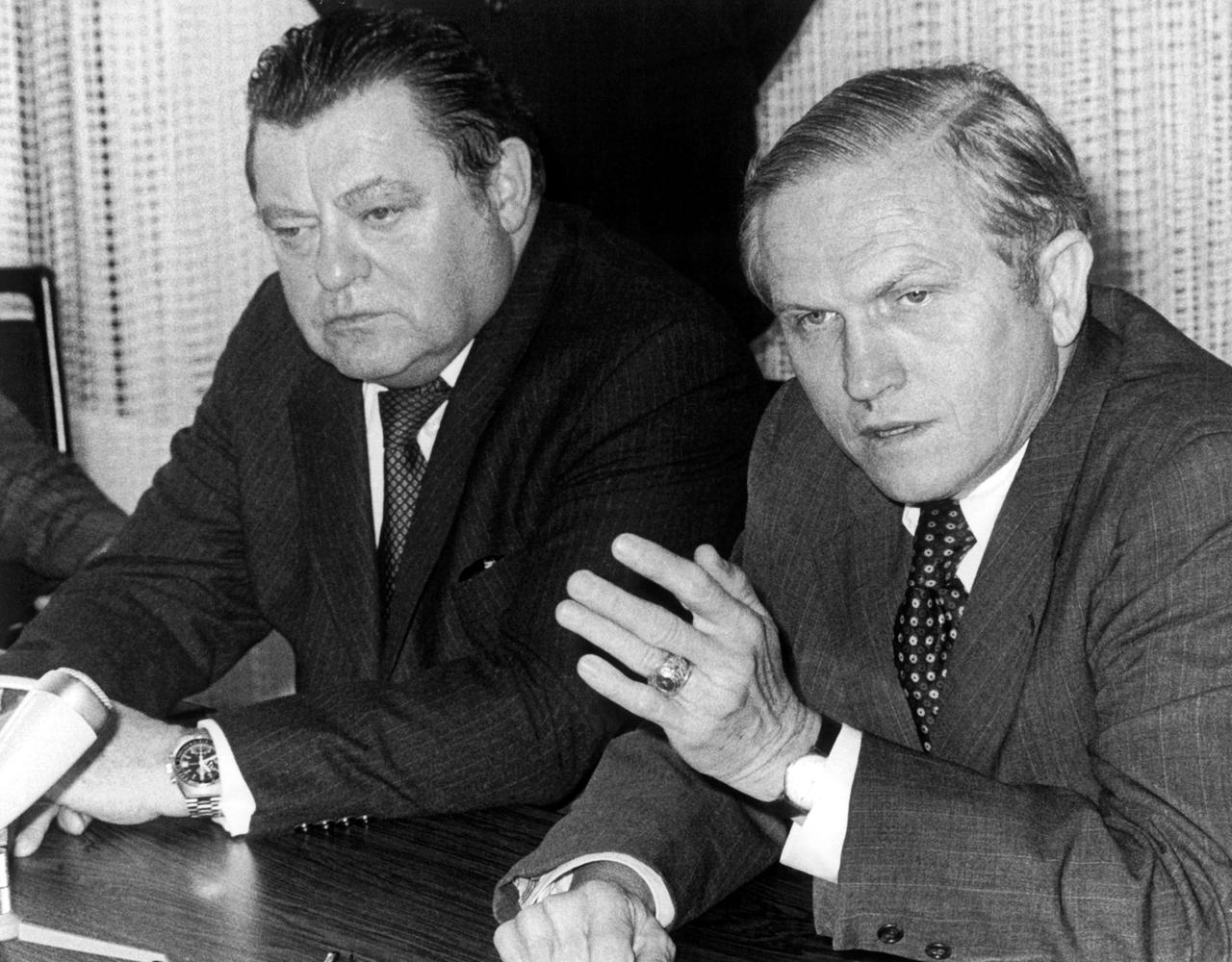 1977: Franz Josef Strauss (l) als Aufsichtsratsvorsitzender der Airbus Industrie und Frank Borman als Präsident der US-Fluggesellschaft Eastern Airlines während einer Pressekonferenz in Bonn