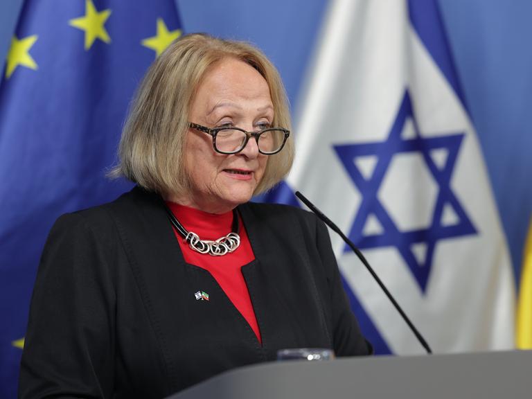 Sabine Leutheusser-Schnarrenberges steht an einem Rednerpult und spricht ins Mikro. Hinter ihr sind die europäische und die israelische Flagge zu sehen.