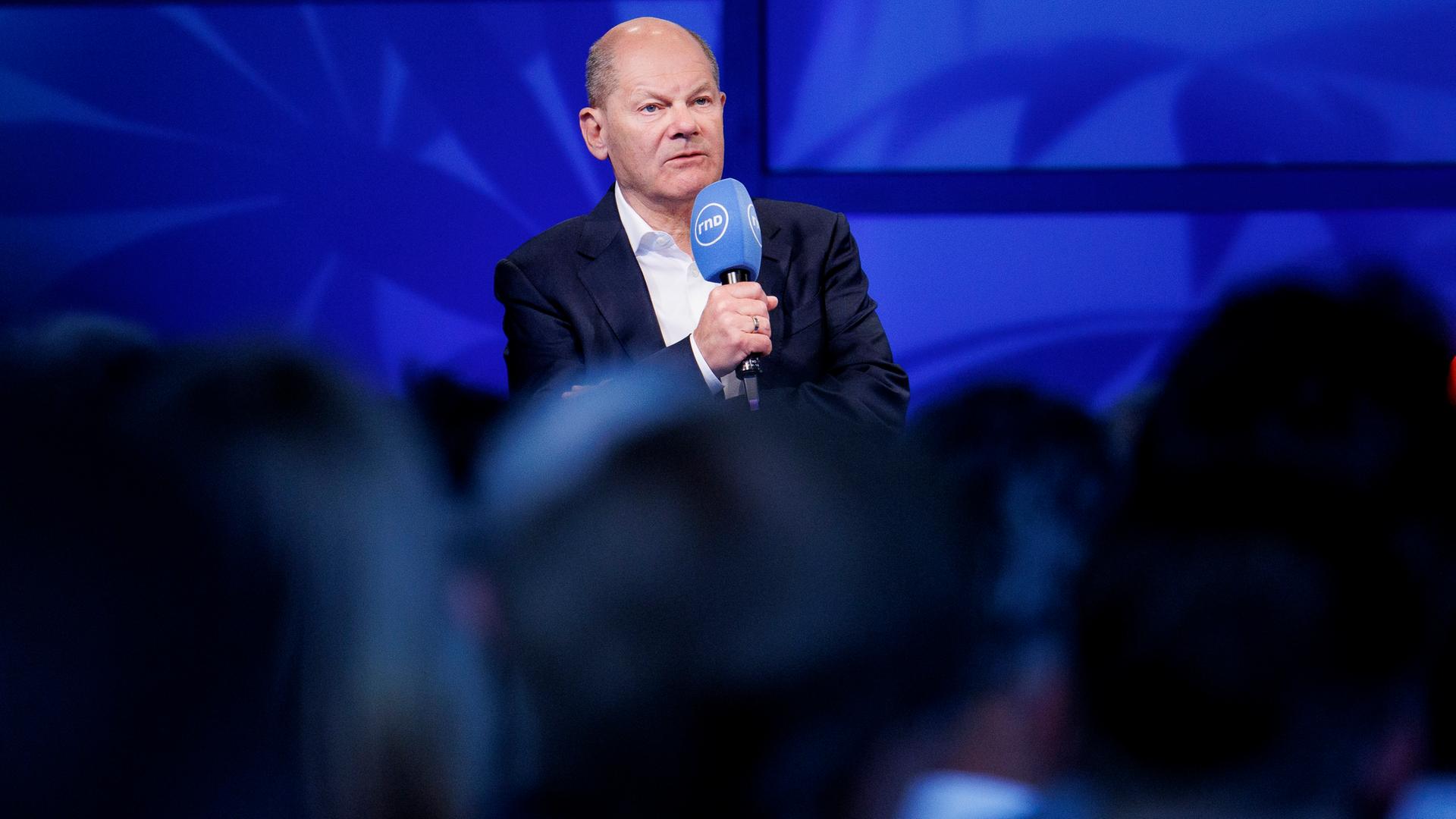 Bundeskanzler Olaf Scholz (SPD) spricht bei einer Talkrunde des Redaktionsnetzwerks Deutschland in Potsdam