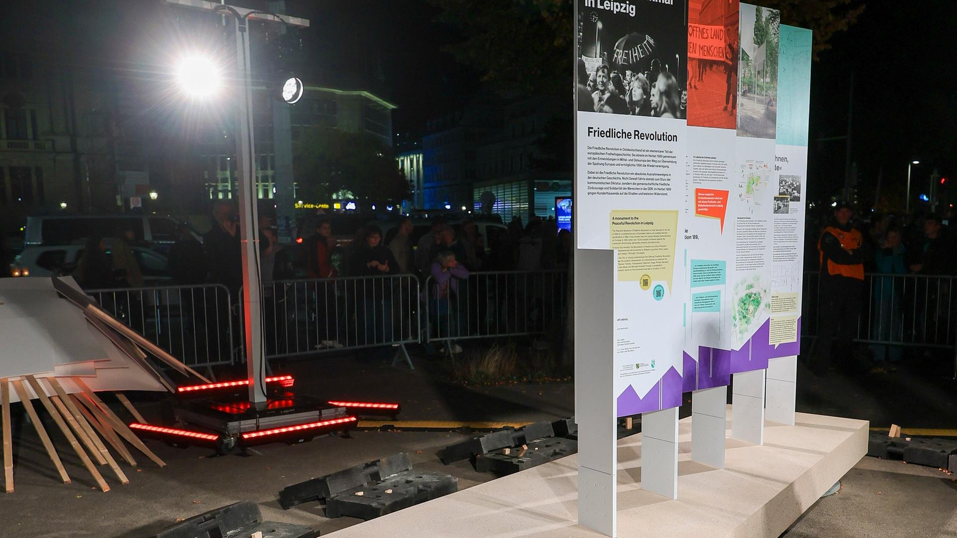 Der Grundstein für das Freiheits- und Einheitsdenkmals wird während des Lichtfestes in der Leipziger Innenstadt enthüllt. Am Boden liegt ein Betonplatte, darauf befestigt sind 4 Aufsteller mit Schrift und Bildern. Der Grundstein für das Freiheits- und Einheitsdenkmals wird während des Lichtfestes in der Leipziger Innenstadt enthüllt. Am Boden liegt ein Betonplatte, darauf befestigt sind 4 Aufsteller mit Schrift und Bildern.