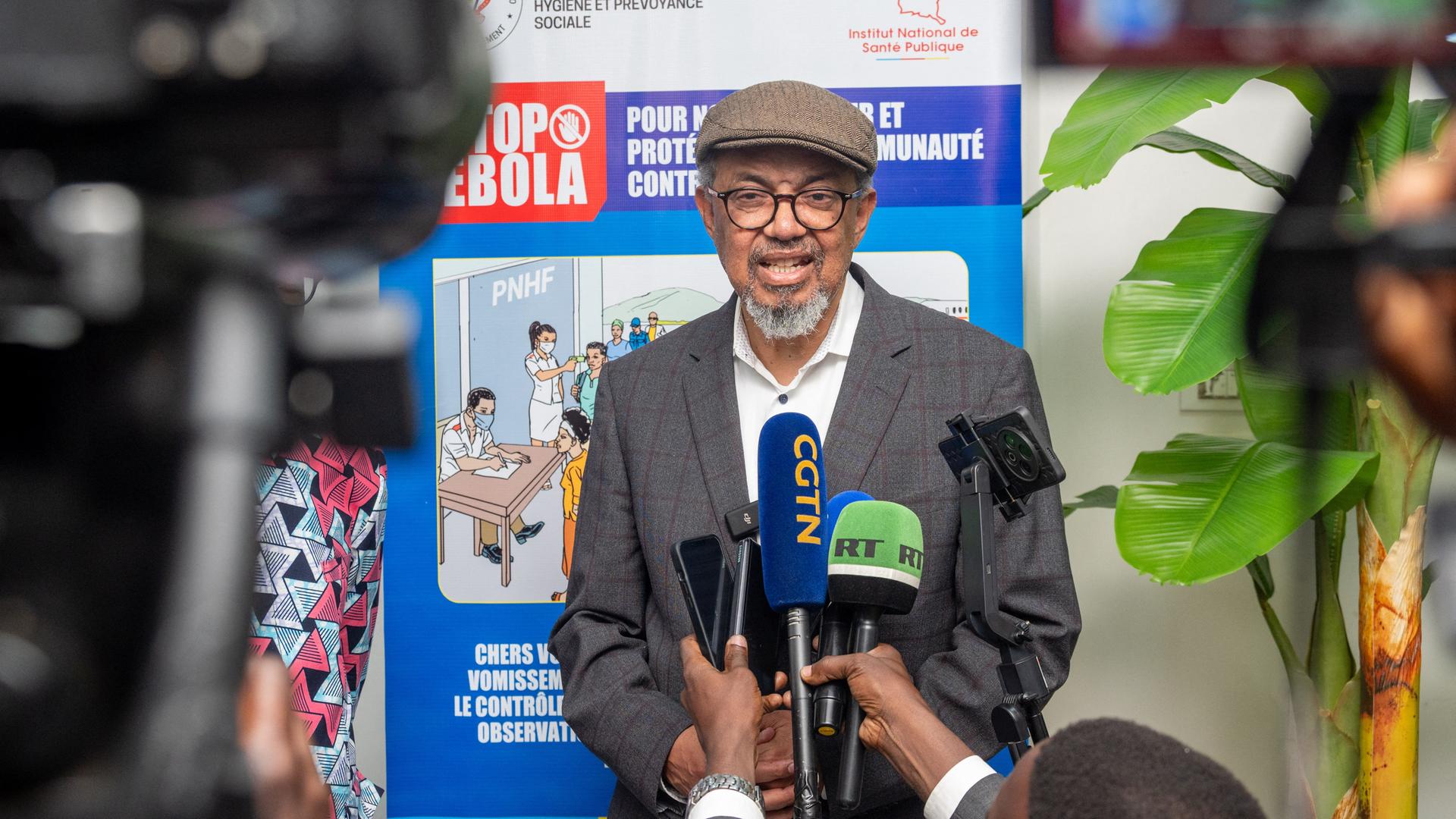 Der Chef von der Welt-Gesundheits-Organisation spricht in der Demokratischen Republik Kongo mit der Presse. Der Chef von der Welt-Gesundheits-Organisation spricht in der Demokratischen Republik Kongo mit der Presse.