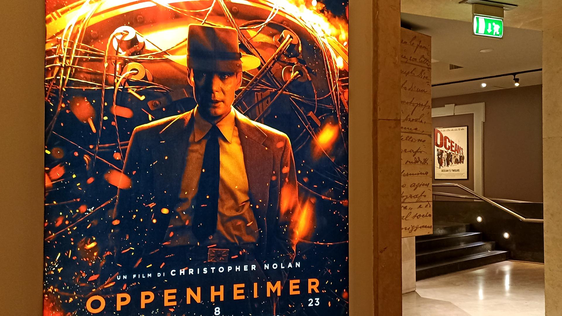 Plakat des Films "Oppenheimer" in einem Kino.