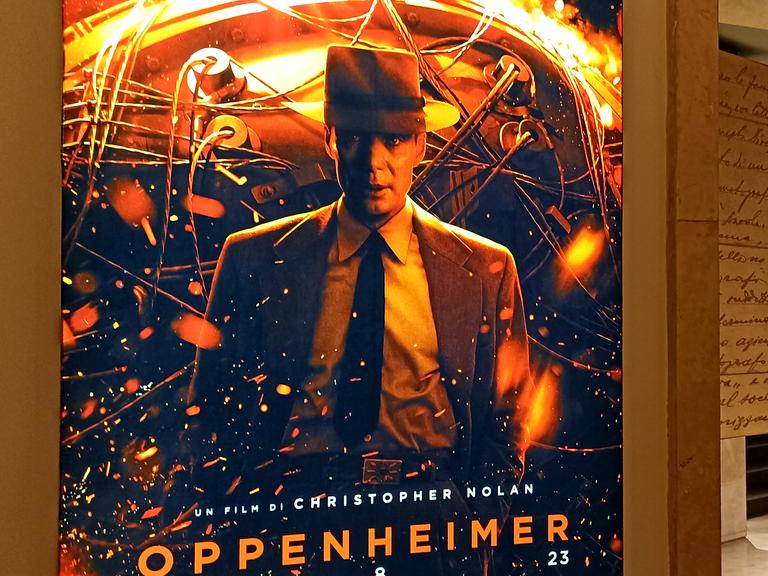 Plakat des Films "Oppenheimer" in einem Kino.