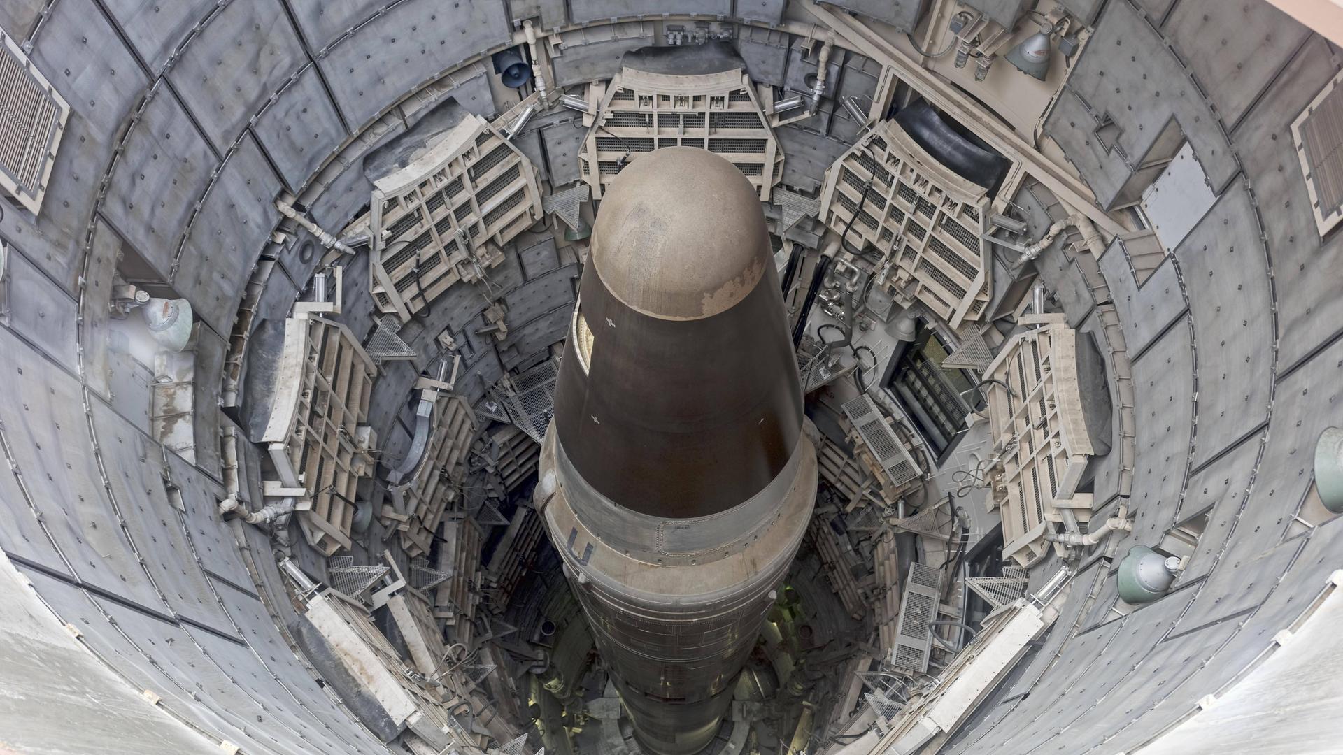 Der von oben fotografierte Kopf der Interkontinentalrakete Titan Missile in einem Raketensilo.