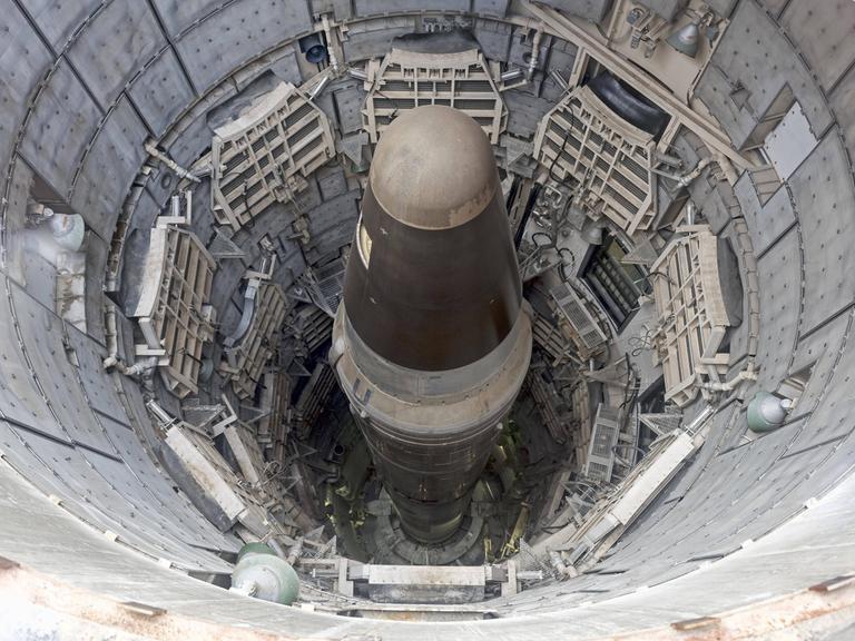 Der von oben fotografierte Kopf der Interkontinentalrakete Titan Missile in einem Raketensilo.