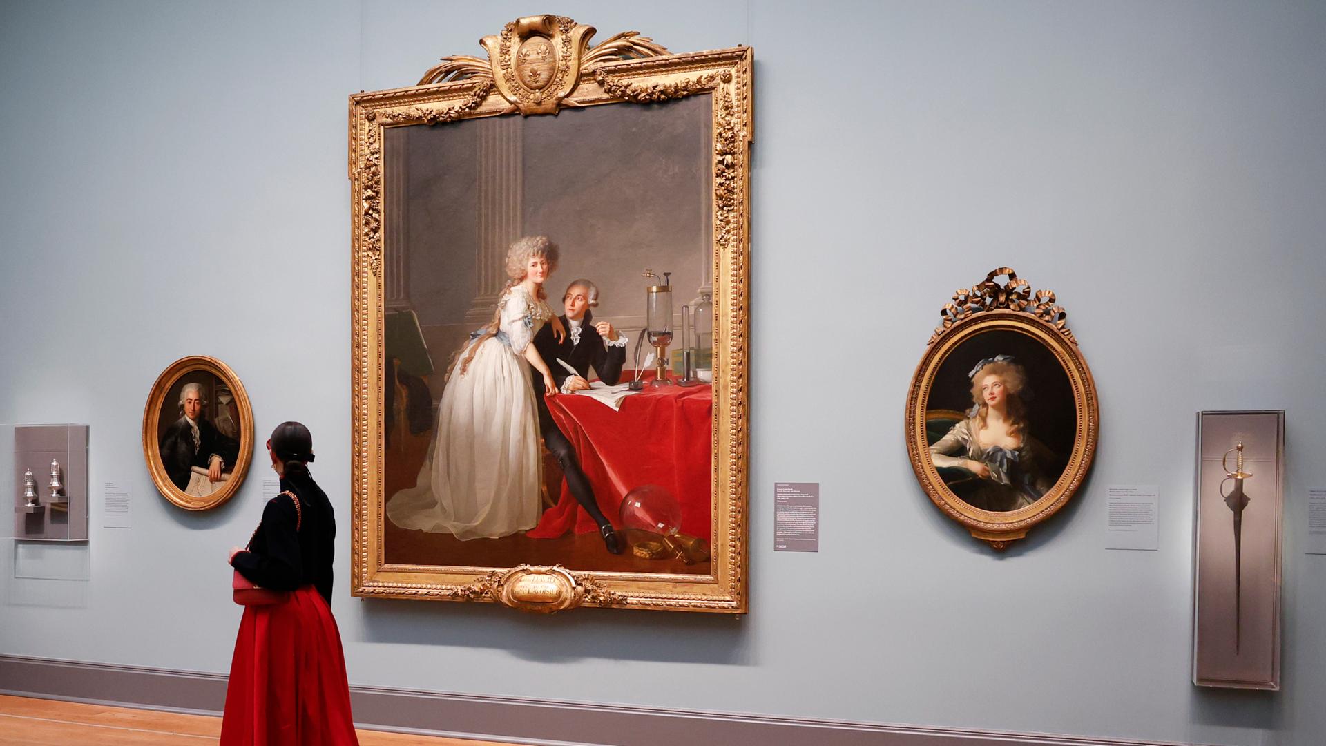 Eine Frau geht an europäischen Gemälden im Metropolitan Museum in New York vorbei. Eine Frau geht an europäischen Gemälden im Metropolitan Museum in New York vorbei.